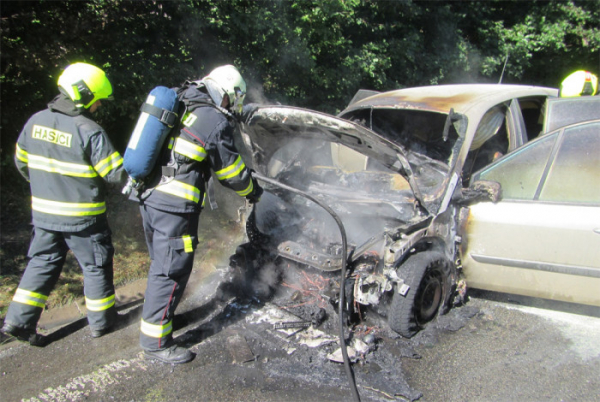 Na silnici I/50, procházející kolem hradu Buchlov, došlo k požáru osobního automobilu