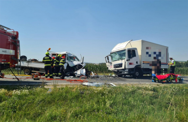 Při střetu čtyř vozidel u Uherského Brodu museli hasiči tři osoby vyprošťovat. Na místo letěl vrtulník LZS