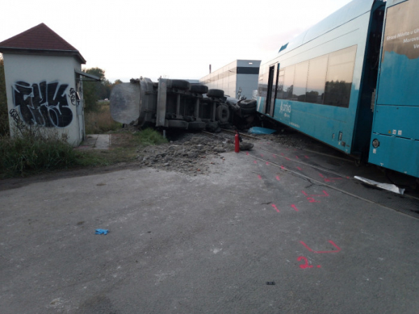 Na Zlínsku došlo ke střetu osobního vlaku s kamionem, při nehodě bylo zraněno šest osob