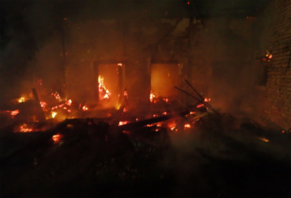 V Tlumačově došlo k požáru hospodářského stavení, hořely i okolní stromy