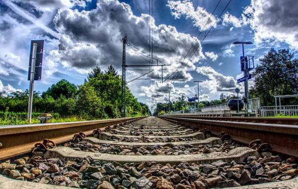 Tři muže u kolejiště v Bylnici na Zlínsku zachytil vlak, jeden z nich zemřel