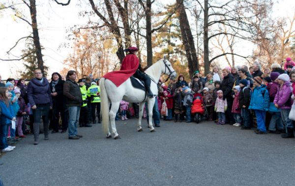 Do zlínských ulic vyrazí svatý Martin na bílém koni v doprovodu družiny Martínků