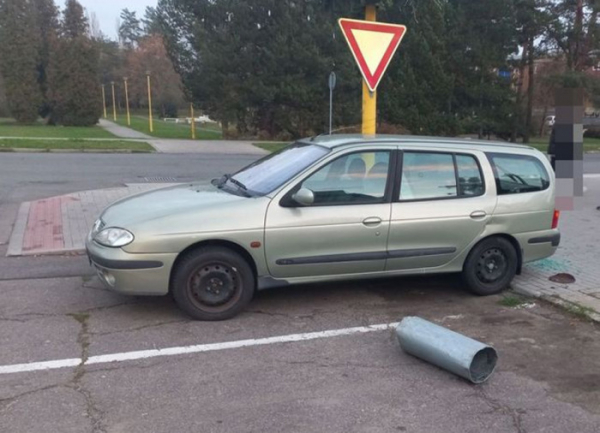 Opilý recidivista z Otrokovic házel popelnicí po zaparkovaném autě, skončil ve vazbě