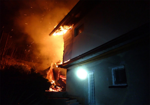 Osm hasičských jednotek zasahovalo u požáru rodinného domu v Zubří na Vsetínsku