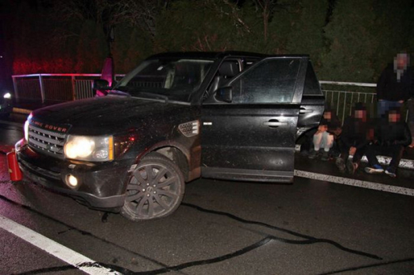 Hraniční kontrole ujížděl převaděč s osmi migranty v autě, policie musela použít zastavovací pás