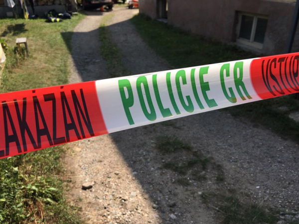 Policie prověřuje násilnou smrt tří dospělých osob v bytě ve Valašském Meziříčí