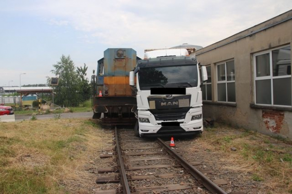 V Otrokovicích se střetlo nákladní vozidlo s vlakem, škoda je téměř milion korun