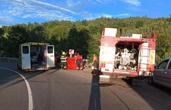 Na Vsetínsku došlo k havárii motocyklisty, spolujezdkyně nehodu nepřežila