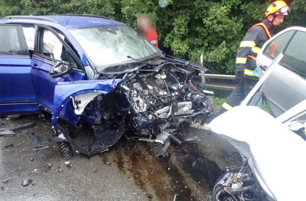 Při střetu dvou osobních vozidel na Vsetínsku zemřel  jeden z řidičů
