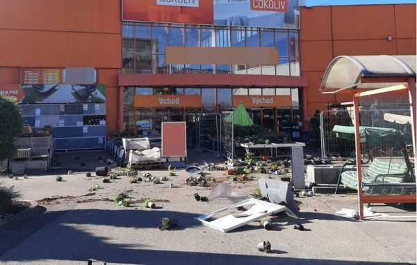 Mladík v návalu vzteku zničil před prodejnou ve Zlíně květiny za 36 tisíc korun