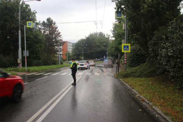 Mladá řidička srazila na přechodu ve Zlíně sedmnáctiletého chodce, ten se zraněním skončil v nemocnici