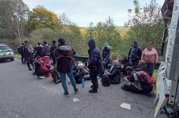 Policisté zadrželi na Zlínsku dva převaděče, v kamionu převáželi dvaačtyřicet migrantů