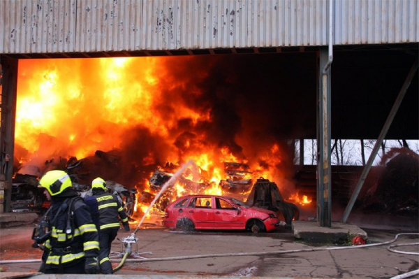Požár haly v Tlumačově si vyžádal nasazení osmi jednotek