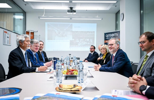 Předseda vlády Petr Fiala navštívil v Rožnově pod Radhoštěm firmu na výrobu čipů onsemi