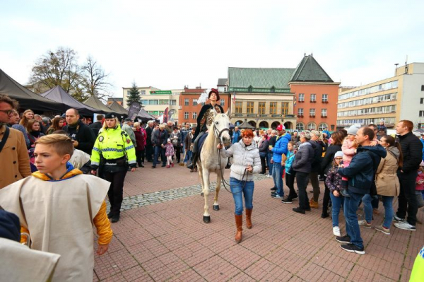 Do zlínských ulic vyrazí svatý Martin na bílém koni s družinou Martínků. Na náměstí slavnostně zahájí Svatomartinské hody