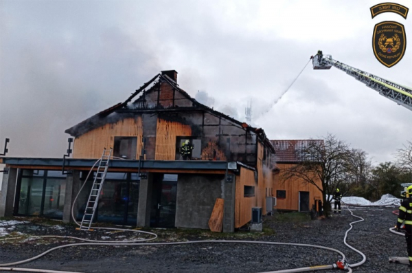 Na Zlínsku zničil požár rekreační objekt v rekonstrukci, škoda je 20 milionů korun