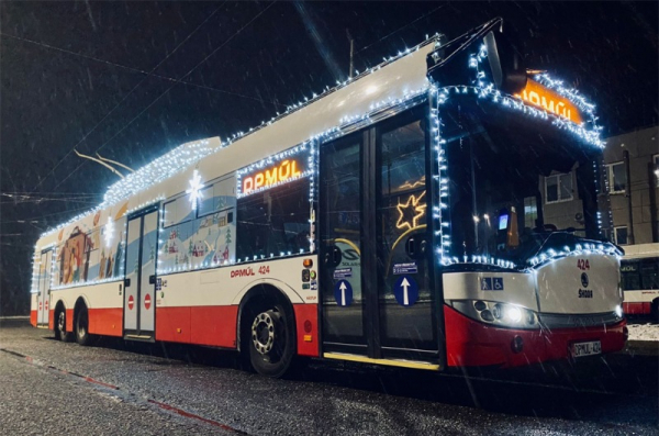 Blíží se advent a s ním i tradiční vánoční vozidla MHD, letos rozsvítí 17 českých měst