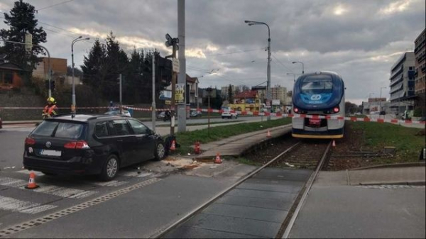 Ve Zlíně se srazil automobil s vlakem, vozidlo po srážce smetlo chodkyni