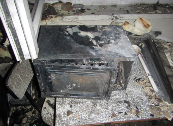 Požár kuchyně vyhnal obyvatele bytového domu do ranního mrazu