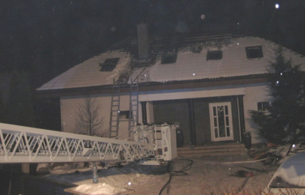 Likvidace požáru domu zabrala hasičům čtyři hodiny