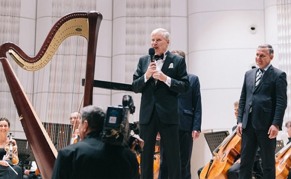 Filharmonie před odletem na korejské turné představila novou harfu, na niž přispěl kraj i město